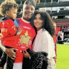 Marcos Olmedo junto a su esposa y su hijo tras quedar campeón de la Copa Ecuador con El Nacional.