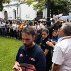 Personas hacen fila durante una jornada de alistamiento de la Milicia Bolivariana de Venezuela, este sábado en Caracas (Venezuela).