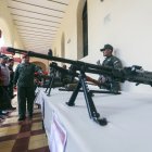 Un miembro de la guardia presidencial muestra armas durante una ceremonia de inducción para las personas que se enrolaron en la campaña de alistamiento de la Milicia Nacional Bolivariana.