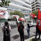 Gremios y sindicatos se concentraron en los exteriores de la Corte Constitucional, en Quito, durante la audiencia contra la Ley de Solidaridad Nacional.