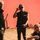 Los hermanos Sardelli conforman el núcleo duro de la banda: Gastón (bajo y coros), Patricio (voz y guitarra principal) y Guido (voz, guitarra rítmica y batería).