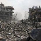 Un joven palestino permanece de pie en una calle sembrada de escombros tras una explosión en el barrio de Saftawi, al oeste de Jabalia, en el norte de la Franja de Gaza, el 25 de agosto de 2025.