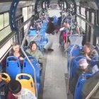 Un video captó un violento asalto con armas blancas a los pasajeros de un bus de transporte público en Guamaní, sur de Quito.