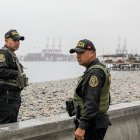 Agentes de policía de Perú vigilan la costa durante una alerta de tsunami en La Punta, provincia del Callao, Perú, el 30 de julio de 2025.
