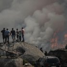Varias personas observan el incendio forestal declarado ayer en Avión (Ourense), este lunes 25 de agosto de 2025.