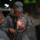 Un militar captado este domingo, 24 de agosto de 2025, al sostener una vela encendida, durante una "velatón" por la paz y la memoria,