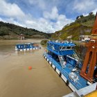 La draga en Coca Codo Sinclair remueve sedimentos para optimizar la generación eléctrica