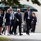 El primer ministro François Bayrou, llega a la prensa durante las Conferencias de Verano "Universidades de verano" de la CFDT, al sur de París, el 26 de agosto de 2025.