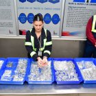 Autoridades revisan la cantidad de joyas que e encontraron en una maleta en el aeropuerto de Guayaquil.