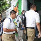 Estudiantes ingresan al Instituto Nacional Maestro Alberto Masferrer en San Salvador (El Salvador).