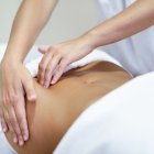 ¿Sufres de hinchazón o digestión lenta? Explora cómo el masaje linfático abdominal activa el sistema parasimpático