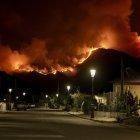 Vista del incendio que permanece activo en Casaio, Carballeda de Valdeorras (Ourense).