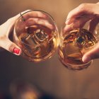 Sorprende con el gesto perfecto. Aprende a elegir un whisky suave, intenso o dulce para una cita inolvidable.