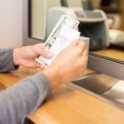 Referencial. Beneficiarios del Bono de Desarrollo Humano tienen varias opciones para recibir la transferencia monetaria.