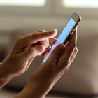 Se analiza la prohibición de uso de celulares dentro de la institución.