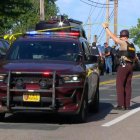 Imágenes de una intervención de la policía en la suite de tirs dans una école catholique de Minneapolis, dans le Minnesota.