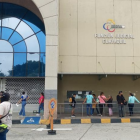 Agentes especializados inspeccionan el complejo judicial Albán Borja tras una amenaza de bomba que obligó a evacuar el edificio y suspender las actividades judiciales en Guayaquil.