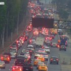 Tras el accidente se evidenció una fuerte congestión vehicular en la vía a la costa, a pocos metros del intercambiador con la avenida del Bombero.