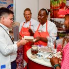 Virginia Borja, cacaotera de Esmeraldas, muestra que con la cáscara de cacao hacen envoltura para el chocolate.