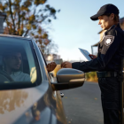 En 19 estados y el Distrito de Columbia, los migrantes sin estatus legal pueden obtener licencias de conducir, una medida que busca mejorar la seguridad vial e integración social.