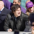 El presidente de Argentina, Javier Milei (c), reacciona durante un acto de campaña electoral  en Lomas de Zamora (Argentina).