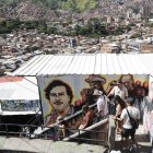 Foto del 11 de agosto de 2025 de turistas recorriendo la Comuna 13 en Medellín (Colombia).