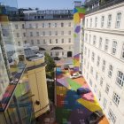 Una vista aérea muestra el suelo pintado de colores del patio del "Museo Heidi Horten" en Viena, Austria, el 13 de agosto de 2025.