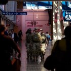 Miembros armados de la Guardia Nacional patrullan la Estación Union el 27 de agosto de 2025 en Washington, D. C.