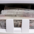 Referencial. Retiro de dinero en ventanilla bancaria.