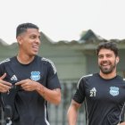Luis Fernando León (i) junto a Alexander González luego de la práctica de Emelec.