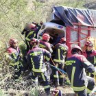 El conductor del camión quedó atrapado tras el fuerte impacto con el bus.