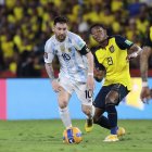 AMDEP8516. GUAYAQUIL (ECUADOR), 29/03/2022.- Lionel Messi de Argentina disputa el balón con Gonzalo Plata de Ecuador, durante un partido entre Ecuador y Argentina por las eliminatorias sudamericanas para el mundial de la FIFA Catar 2022, hoy, en Guayaquil (Ecuador). EFE/ Franklin Jácome POOLmk