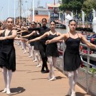 El Malecón 2000 se transformó en un salón de danza al aire libre con la barra de ballet más grande del país, que reunió a jóvenes artistas en el Mes de las Artes