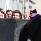 El presidente de Argentina, Javier Milei, es custodiado durante un acto de campaña de candidatos de su partido este 27 de agosto de 2025.