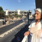 Débora en el balcón de su pequeño departamento, en el sur de Tel Aviv, Israel.