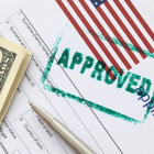 Solicitantes esperan su turno para entrevista en la Embajada de EE. UU., tras la entrada en vigor de la nueva norma de visas en septiembre de 2025.