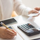 El impuesto sobre la distribución de dividendos y utilidades que se deberá aplicar desde el mes siguiente a la publicación de la Ley en el Registro Oficial.