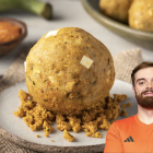 Ibai Llanos sostiene un bolón de verde durante el Mundial de Desayunos, destacando la gastronomía ecuatoriana ante millones de espectadores en redes.