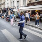 El vendedor de periódicos Ali Akbar vende periódicos gritando los titulares en el distrito de Saint Germain-des-Pres de París, Francia, 20 de agosto de 2025. N