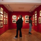 La muestra reúne 120 imágenes tomadas por tres icónicas fotógrafas argentinas.