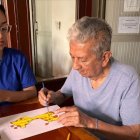 Estudiantes de psicología aplican dinámicas lúdicas que no solo mejoran las funciones ejecutivas, sino que también promueven la integración social y el bienestar emocional de los residentes del asilo.