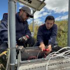 El monitoreo se realiza en campo para verificar el estado de las estaciones de vigilancia.