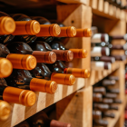 Los vinos naturales apuestan por la autenticidad y el respeto al medio ambiente, con procesos de mínima intervención que realzan el sabor original de la uva.