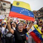 FOTODELDÍA AME4521. CARACAS (VENEZUELA), 29/08/2025.- Una persona sostiene una bandera de Venezuela en una manifestación este viernes, en Caracas (Venezuela). Simpatizantes del chavismo se movilizaron en comunidades de Venezuela para participar en la jornada de alistamiento de milicianos y reiterar su respaldo al presidente Nicolás Maduro ante lo que consideran "amenazas" de Estados Unidos, a cuyo Gobierno acusan de desplegar "buques de guerra" en el mar Caribe para intimidar a la nación petrolera. EFE/ Miguel Gutiérrez
