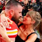 El jugador de los Kansas City Chiefs conoció a Taylor Swift en 2022, y no fue sino hasta 2023 en que hicieron oficial su noviazgo. Ella se ha vuelto figura importante en su carrera.