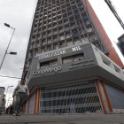 1. Edificio. El Benalcázar Mil está en la av. 10 de Agosto y Riofrío. En su entorno hay varias edificaciones desoladas.