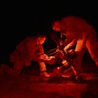 Los militares ucranianos de la 24ª brigada mecanizada colocan paquetes en un dron nocturno Magura para entregarlos en una posición de tropas ucranianas en las afueras de Chasiv Yar.