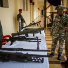 Personas observan armamento militar en Museo Histórico Militar de Caracas este sábado, en Caracas (Venezuela).