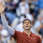 Sinner celebra tras vencer al canadiense Denis Shapovalov (#29) por 5-7, 6-4, 6-3 y 6-3.