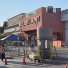 Personas caminan frente a la tienda The Home Depot del vecindario de Westlake, dónde se han registrado varias redadas.